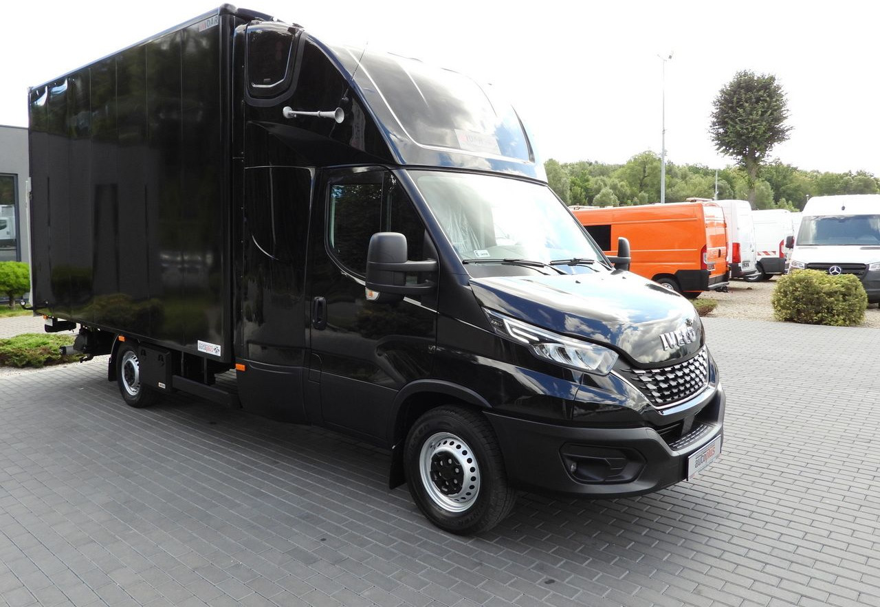 IVECO DAILY 35S18 BOX LIFT 8 PALLETS WEBASTO CRUISE CONTROL NAVIGATION LED LIGHTS PNEUMATICS AIR CONDITIONING 180HP - Furgone box: foto 4 IVECO DAILY 35S18 BOX LIFT 8 PALLETS WEBASTO CRUISE CONTROL NAVIGATION LED LIGHTS PNEUMATICS AIR CONDITIONING 180HP - Furgone box: foto 4