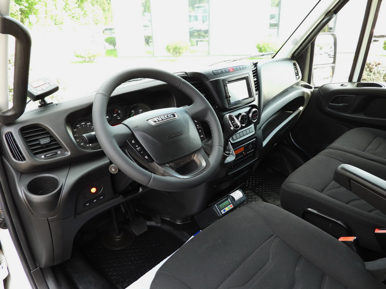 IVECO DAILY 70C17 REFRIGERATOR 1*C LIFT 10 PALLETS POWER SUPPLY 230V CRUISE CONTROL AIR CONDITIONING PNEUMATICS AUTOMATIC TRANSMISSION HI-MATIC TWIN WHEELS 170HP - Autocarro frigorifero: foto 2 IVECO DAILY 70C17 REFRIGERATOR 1*C LIFT 10 PALLETS POWER SUPPLY 230V CRUISE CONTROL AIR CONDITIONING PNEUMATICS AUTOMATIC TRANSMISSION HI-MATIC TWIN WHEELS 170HP - Autocarro frigorifero: foto 2