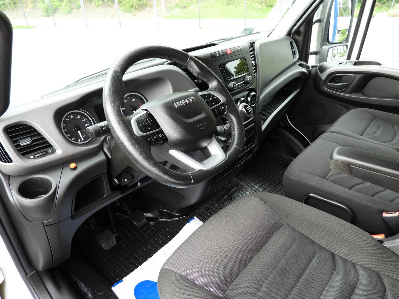 IVECO DAILY 72C18 TARPAULIN LIFT 14 PALLETS WEBASTO CRUISE CONTROL LED LIGHTS TWIN WHEELS AIR CONDITIONING 180HP - Camion centinato: foto 2 IVECO DAILY 72C18 TARPAULIN LIFT 14 PALLETS WEBASTO CRUISE CONTROL LED LIGHTS TWIN WHEELS AIR CONDITIONING 180HP - Camion centinato: foto 2