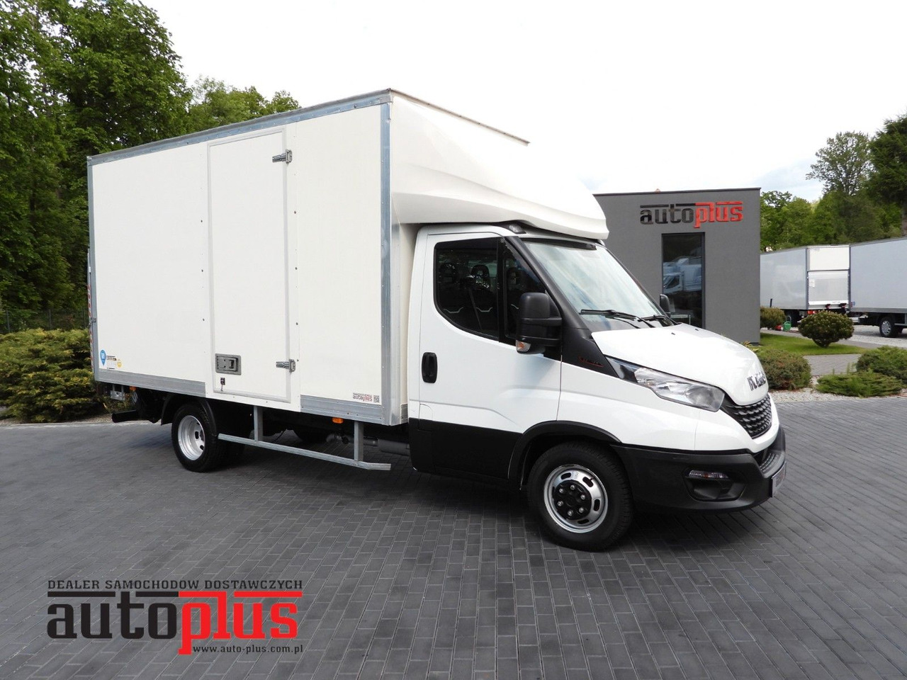 Iveco DAILY 35C16 KOFFER AUFZUG 8 PALETTEN TEMPOMAT Iveco DAILY 35C16 KOFFER AUFZUG 8 PALETTEN TEMPOMAT - Furgone box: foto 1 Iveco DAILY 35C16 KOFFER AUFZUG 8 PALETTEN TEMPOMAT Iveco DAILY 35C16 KOFFER AUFZUG 8 PALETTEN TEMPOMAT - Furgone box: foto 1