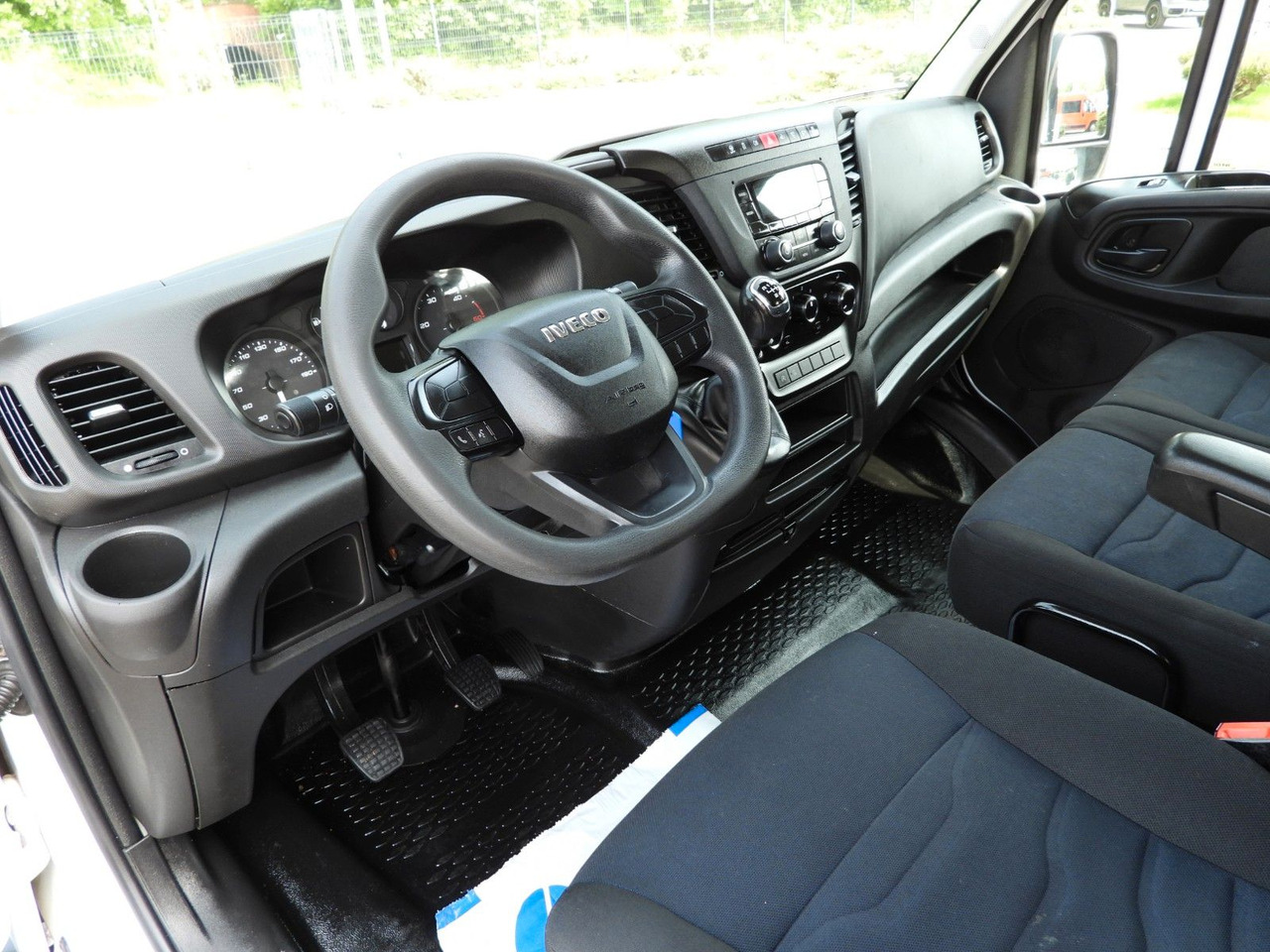 Iveco DAILY 35S12 PRITSCHE DOPPELKABINE DOKA 7 SITZE - Furgone con cassone fisso, Furgone doppia cabina: foto 2 Iveco DAILY 35S12 PRITSCHE DOPPELKABINE DOKA 7 SITZE - Furgone con cassone fisso, Furgone doppia cabina: foto 2