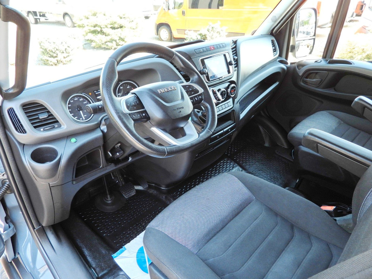 Iveco DAILY 35S18 PRITSCHE PLANE 10 PALETTEN WEBASTO - Furgone centinato, Furgone doppia cabina: foto 2 Iveco DAILY 35S18 PRITSCHE PLANE 10 PALETTEN WEBASTO - Furgone centinato, Furgone doppia cabina: foto 2