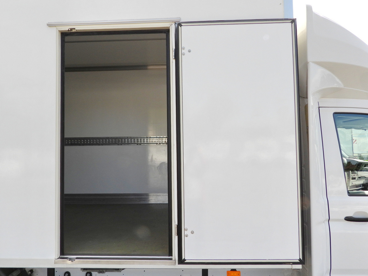 Leasing di MAN TGE 3.140 REGRIGERATOR BOX -1*C 8 PALLETS HEATING FUNCTION CRUISE CONTROL PNEUMATICS AIR CONDITIONING  140HP MAN TGE 3.140 REGRIGERATOR BOX -1*C 8 PALLETS HEATING FUNCTION CRUISE CONTROL PNEUMATICS AIR CONDITIONING  140HP: foto 24