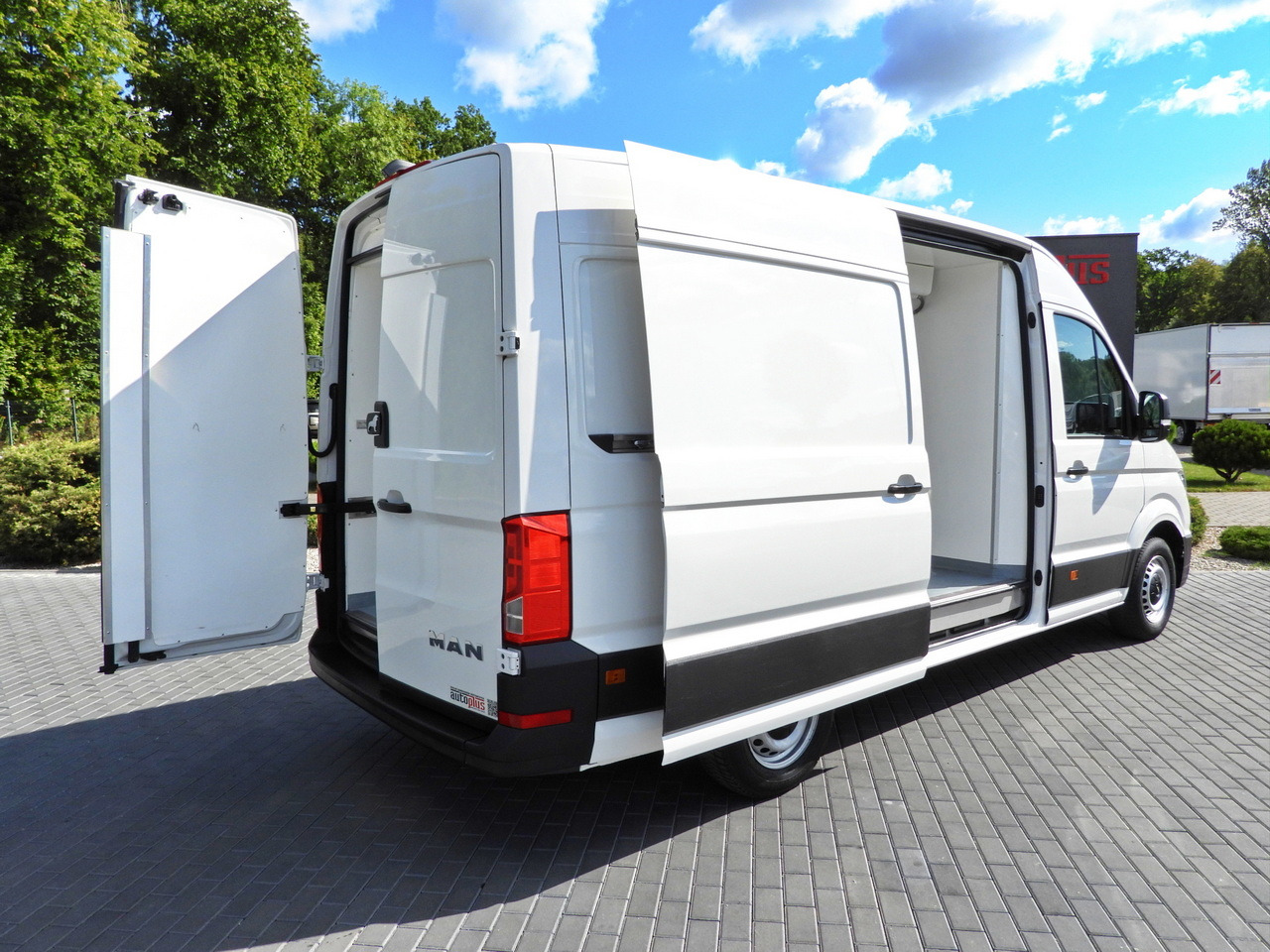 MAN TGE REFRIGERATOR VAN -5*C POWER SUPPLY 230V CRUISE CONTROL AUTOMATIC TRANSMISSION AIR CONDITIONING 180HP - Furgone frigo: foto 3 MAN TGE REFRIGERATOR VAN -5*C POWER SUPPLY 230V CRUISE CONTROL AUTOMATIC TRANSMISSION AIR CONDITIONING 180HP - Furgone frigo: foto 3