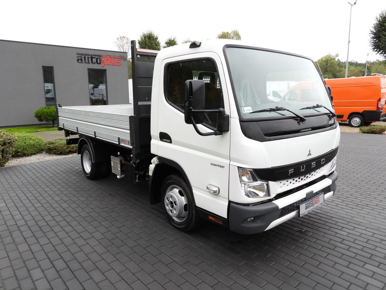 MITSUBISHI CANTER FUSO 3C15 THREE-WAY TIPPER 3 SEATS LED LIGHTS TWIN WHEELS 150HP - Furgone ribaltabile: foto 4 MITSUBISHI CANTER FUSO 3C15 THREE-WAY TIPPER 3 SEATS LED LIGHTS TWIN WHEELS 150HP - Furgone ribaltabile: foto 4