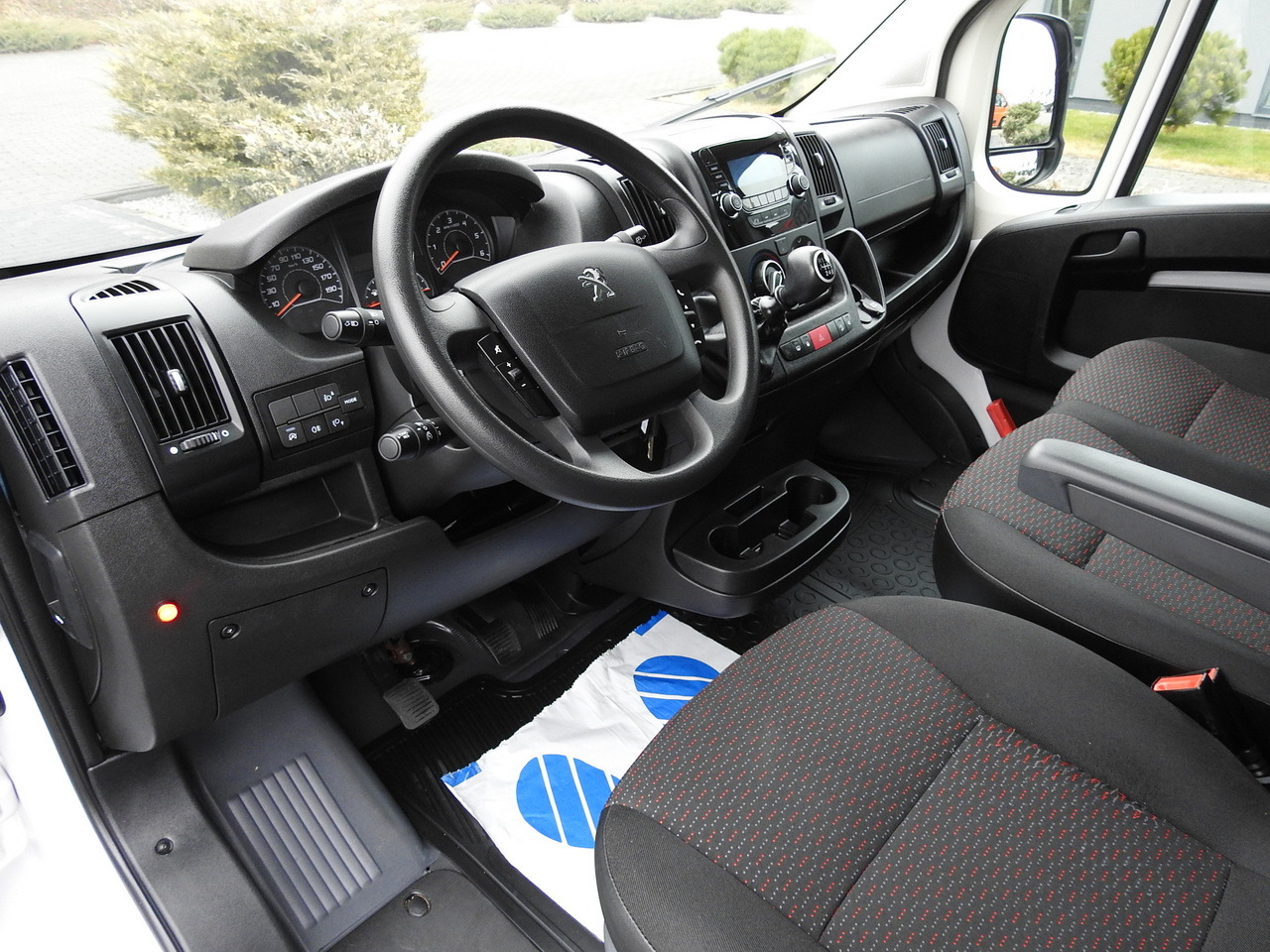 PEUGEOT BOXER BOX LIFT 8 PALLETS CRUISE CONTROL AIR CONDITIONING 140HP - Furgone box: foto 2 PEUGEOT BOXER BOX LIFT 8 PALLETS CRUISE CONTROL AIR CONDITIONING 140HP - Furgone box: foto 2