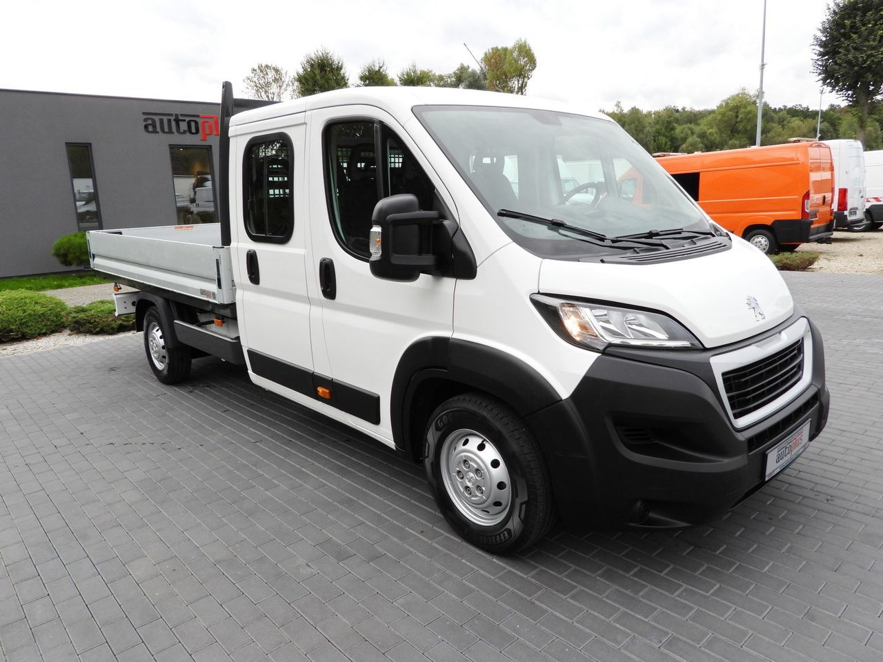 PEUGEOT BOXER STAKE BODY DOUBLE CABIN DOKA 7 SEATS CRUISE CONTROL AIR CONDITIONING 140HP - Furgone doppia cabina: foto 4 PEUGEOT BOXER STAKE BODY DOUBLE CABIN DOKA 7 SEATS CRUISE CONTROL AIR CONDITIONING 140HP - Furgone doppia cabina: foto 4