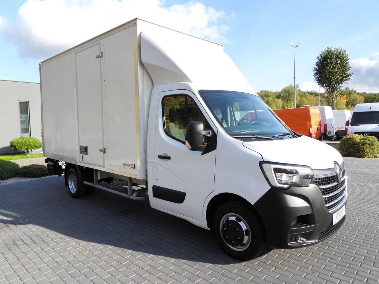 RENAULT MASTER BOX LIFT 8 PALLETS CRUISE CONTROL LED LIGHTS TWIN WHEELS AIR CONDITIONING  145HP - Furgone frigo: foto 4 RENAULT MASTER BOX LIFT 8 PALLETS CRUISE CONTROL LED LIGHTS TWIN WHEELS AIR CONDITIONING  145HP - Furgone frigo: foto 4