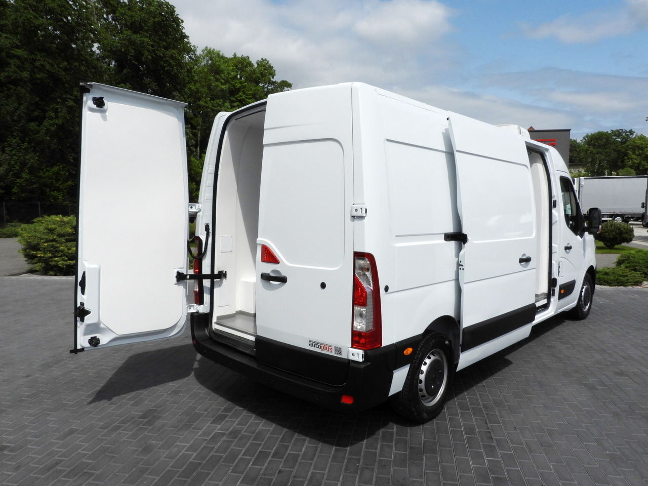 RENAULT MASTER REFRIGERATOR VAN -5*C CRUISE CONTROL NAVIGATION LED LIGHTS AIR CONDITIONING 135HP - Furgone frigo: foto 3 RENAULT MASTER REFRIGERATOR VAN -5*C CRUISE CONTROL NAVIGATION LED LIGHTS AIR CONDITIONING 135HP - Furgone frigo: foto 3