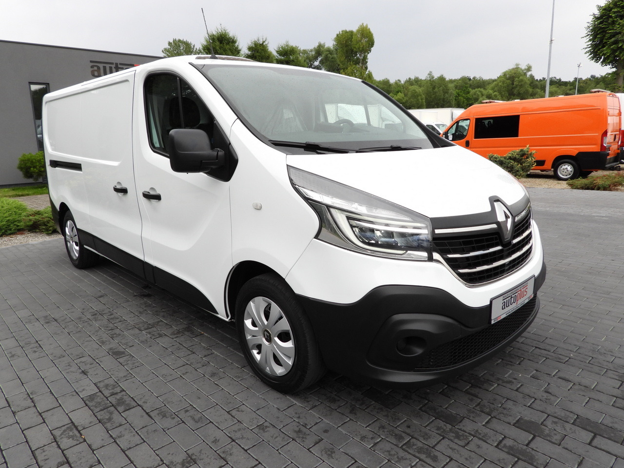 RENAULT TRAFIC REFRIGERATOR VAN -5*C POWER SUPPLY 230V CRUISE CONTROL LED LIGHTS AIR CONDITIONING 120HP - Furgone frigo: foto 4 RENAULT TRAFIC REFRIGERATOR VAN -5*C POWER SUPPLY 230V CRUISE CONTROL LED LIGHTS AIR CONDITIONING 120HP - Furgone frigo: foto 4