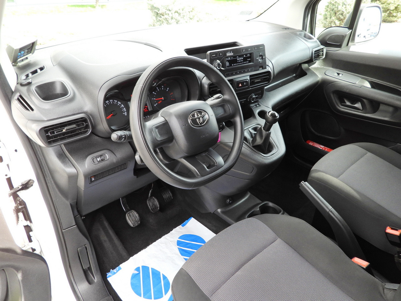 TOYOTA PROACE CITY REFRIGERATOR VAN -15*C POWER SUPPLY 230V CRUISE CONTROL AIR CONDITIONING 100HP - Furgone frigo: foto 2 TOYOTA PROACE CITY REFRIGERATOR VAN -15*C POWER SUPPLY 230V CRUISE CONTROL AIR CONDITIONING 100HP - Furgone frigo: foto 2