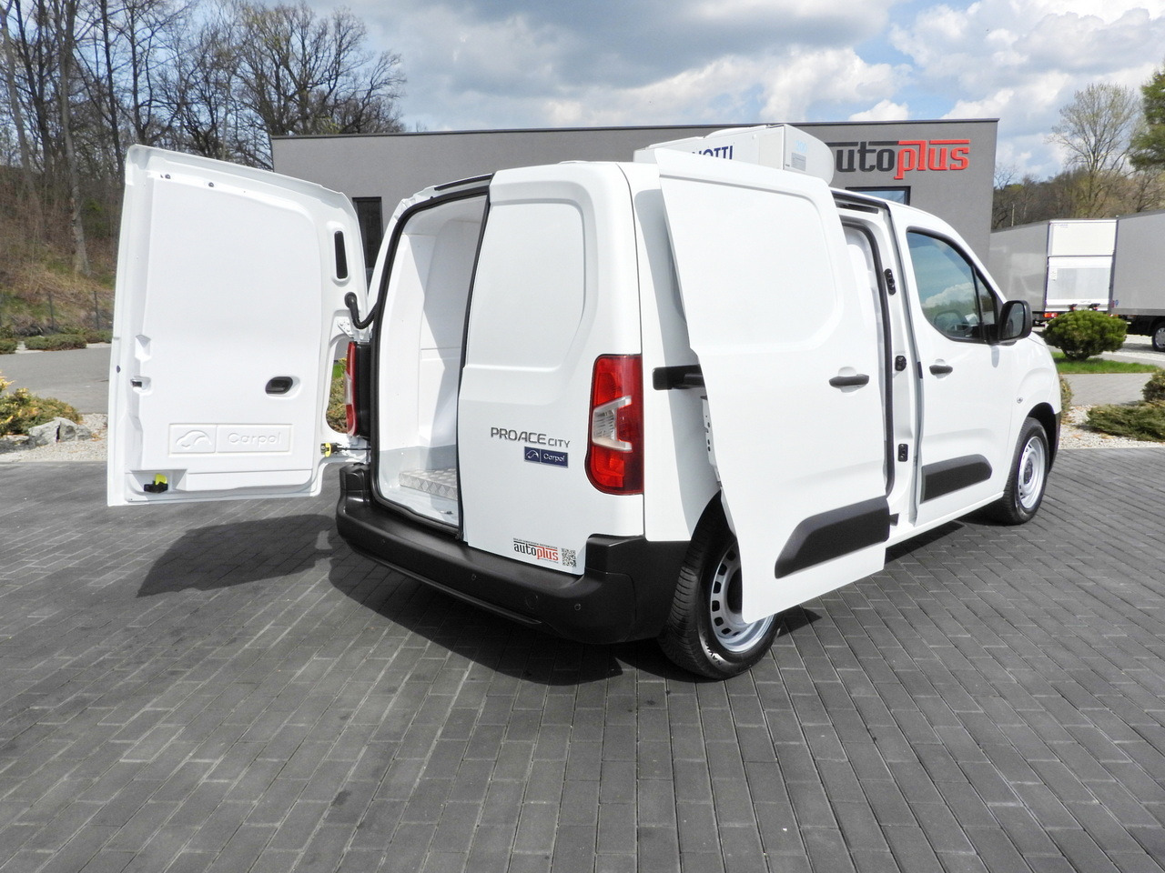 TOYOTA PROACE CITY REFRIGERATOR VAN -15*C POWER SUPPLY 230V CRUISE CONTROL AIR CONDITIONING 100HP - Furgone frigo: foto 3 TOYOTA PROACE CITY REFRIGERATOR VAN -15*C POWER SUPPLY 230V CRUISE CONTROL AIR CONDITIONING 100HP - Furgone frigo: foto 3