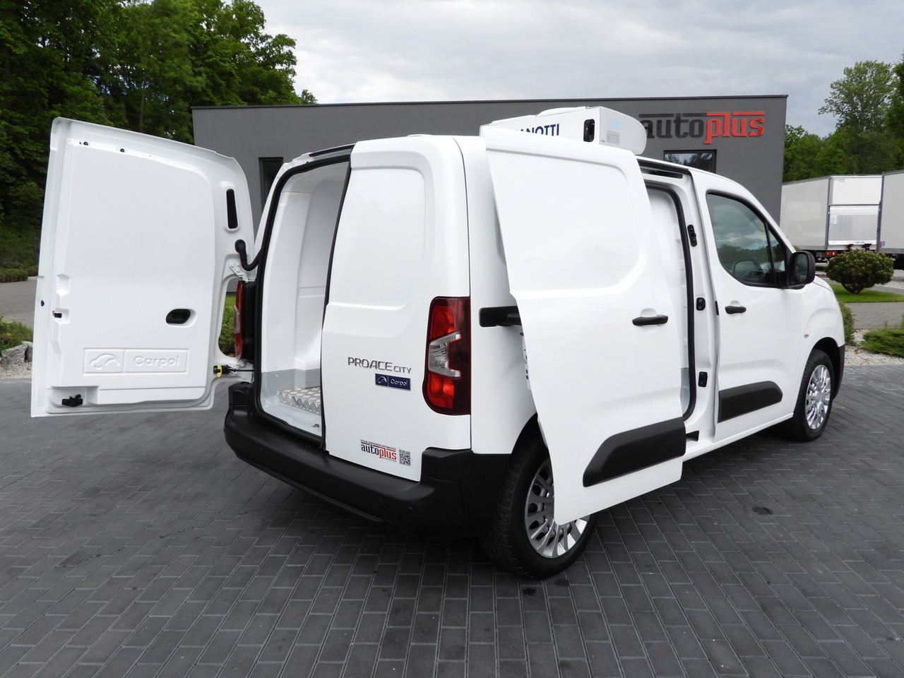 TOYOTA PROACE CITY REFRIGERATOR VAN -15*C POWER SUPPLY 230V CRUISE CONTROL AIR CONDITIONING 100HP - Furgone frigo: foto 3 TOYOTA PROACE CITY REFRIGERATOR VAN -15*C POWER SUPPLY 230V CRUISE CONTROL AIR CONDITIONING 100HP - Furgone frigo: foto 3