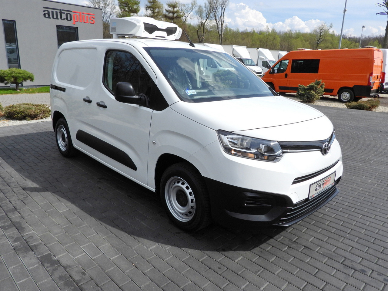 TOYOTA PROACE CITY REFRIGERATOR VAN -15*C POWER SUPPLY 230V CRUISE CONTROL AIR CONDITIONING 100HP - Furgone frigo: foto 4 TOYOTA PROACE CITY REFRIGERATOR VAN -15*C POWER SUPPLY 230V CRUISE CONTROL AIR CONDITIONING 100HP - Furgone frigo: foto 4