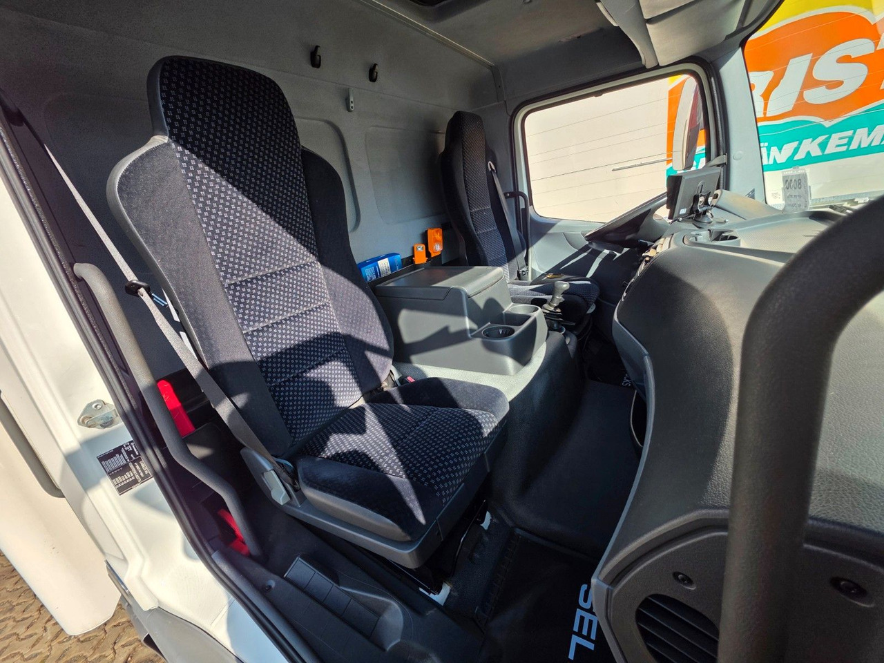 Autocarro furgonato Mercedes-Benz Atego 1218 / Ladebordwand: foto 33 Autocarro furgonato Mercedes-Benz Atego 1218 / Ladebordwand: foto 33