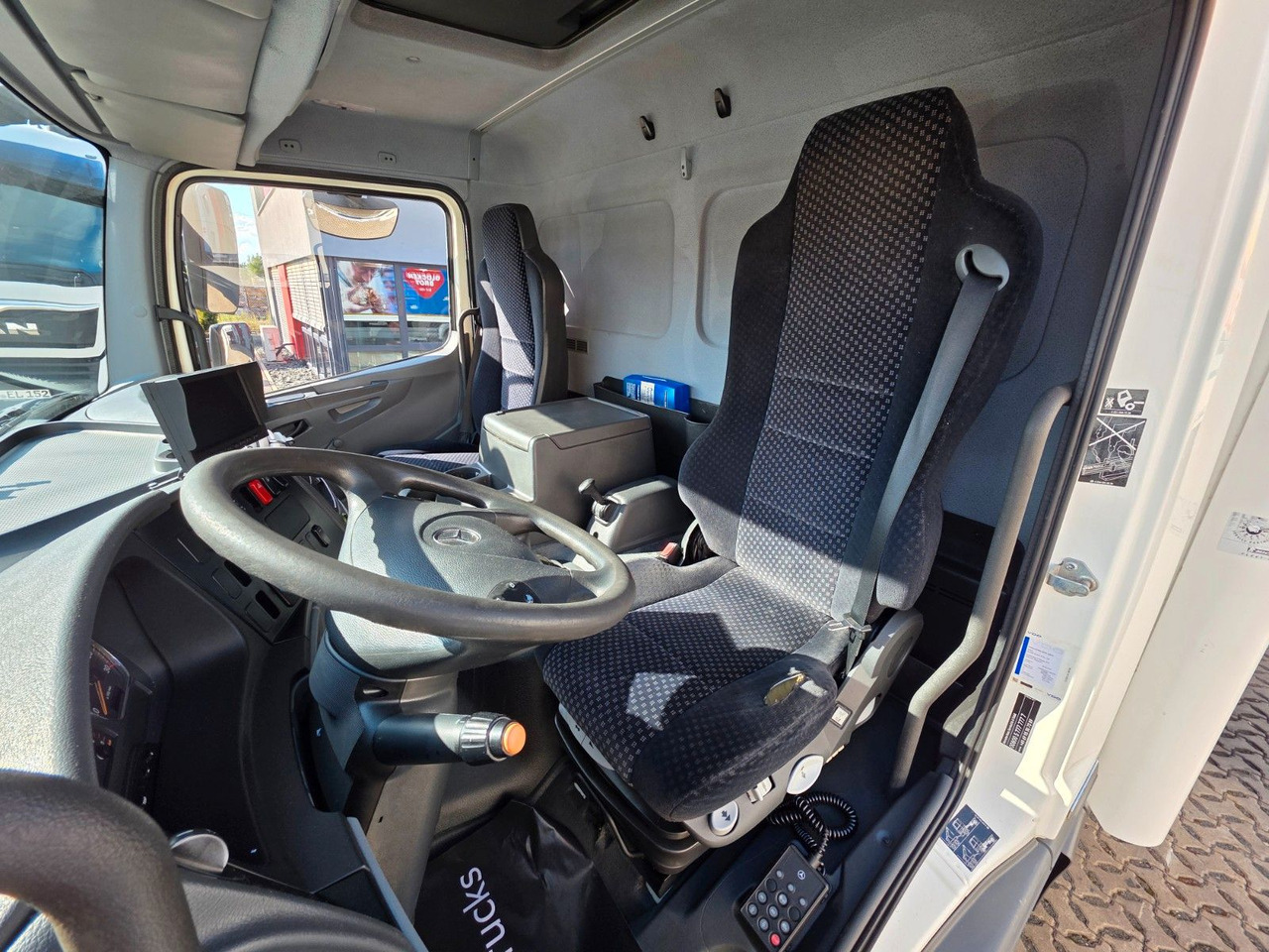 Autocarro furgonato Mercedes-Benz Atego 1218 / Ladebordwand: foto 31 Autocarro furgonato Mercedes-Benz Atego 1218 / Ladebordwand: foto 31