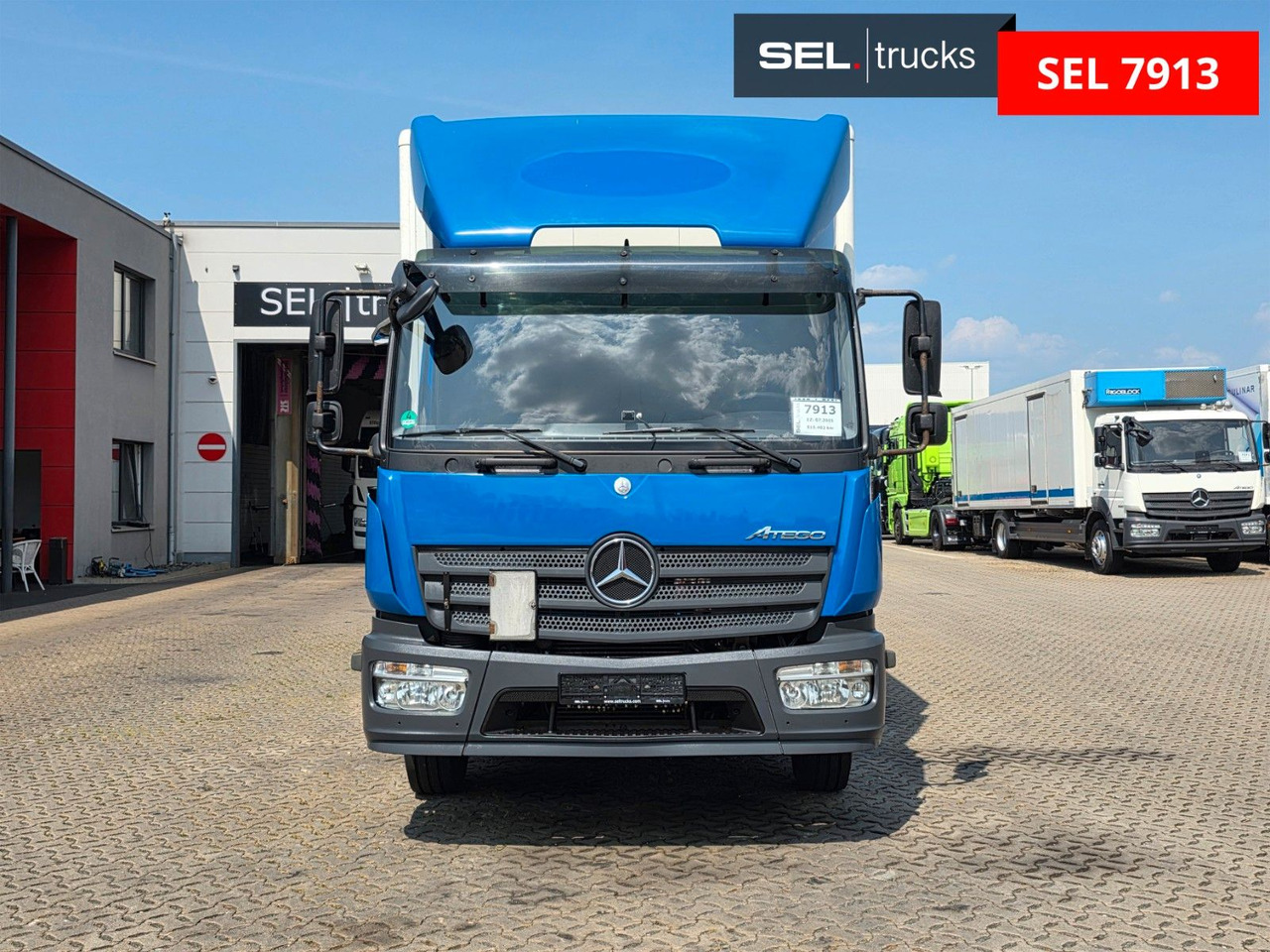 Mercedes-Benz Atego 1221 / Ladebordwand - Autocarro furgonato: foto 2 Mercedes-Benz Atego 1221 / Ladebordwand - Autocarro furgonato: foto 2