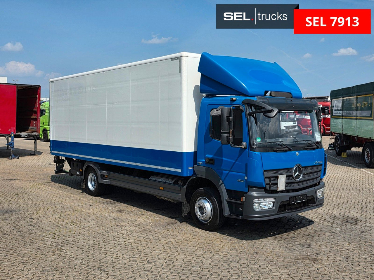 Mercedes-Benz Atego 1221 / Ladebordwand - Autocarro furgonato: foto 3 Mercedes-Benz Atego 1221 / Ladebordwand - Autocarro furgonato: foto 3