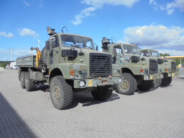Volvo N 10 6X6 L + FASSI 3X IN STOCK - Autocarro con pianale/ Cassone fisso, Camion con gru: foto 3 Volvo N 10 6X6 L + FASSI 3X IN STOCK - Autocarro con pianale/ Cassone fisso, Camion con gru: foto 3