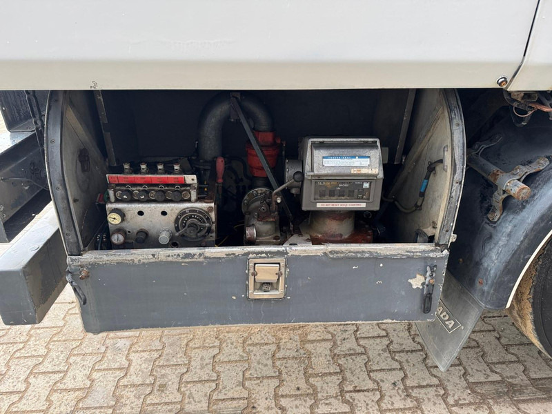 Camion cisterna per il trasporto di carburanti Scania P 124.360: foto 11