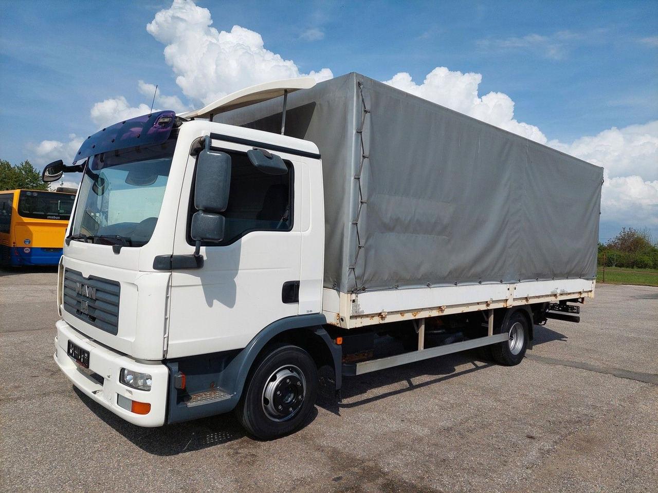 MAN TGL 8.180 4X2 BL - Camion centinato: foto 1 MAN TGL 8.180 4X2 BL - Camion centinato: foto 1