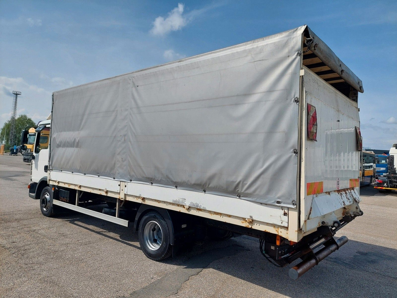 MAN TGL 8.180 4X2 BL - Camion centinato: foto 3 MAN TGL 8.180 4X2 BL - Camion centinato: foto 3