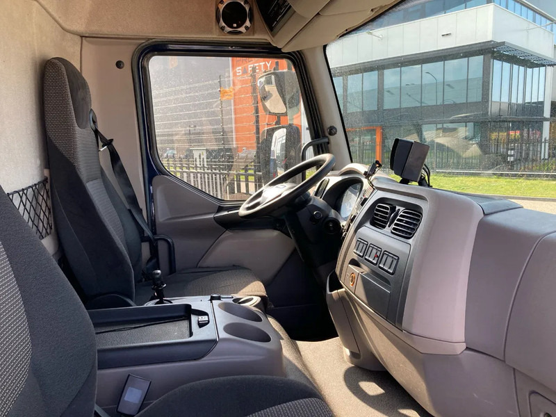 Foto d'interni 1: Autocarro furgonato DAF LF 210 Day Cab, Plywood Box, Zijdeur, Laadklep