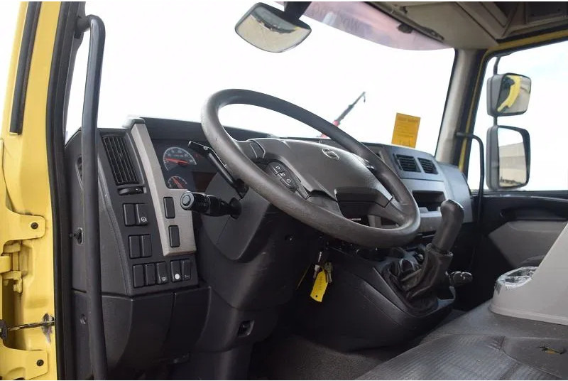 Foto d'interni 3: Autocarro con pianale/ Cassone fisso Volvo FL 250