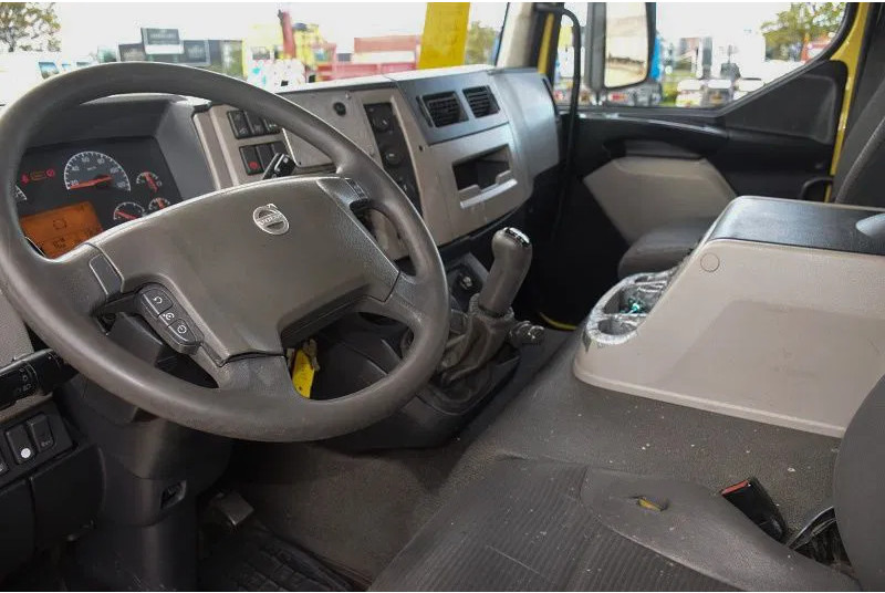 Foto d'interni 4: Autocarro con pianale/ Cassone fisso Volvo FL 250