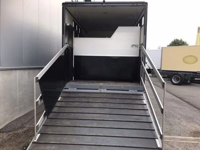 Mercedes-Benz Atego 1018 *Cruise control*Airco*Achteruitrijcamera*elektrische ruiten - Van trasporto cavalli: foto 3 Mercedes-Benz Atego 1018 *Cruise control*Airco*Achteruitrijcamera*elektrische ruiten - Van trasporto cavalli: foto 3