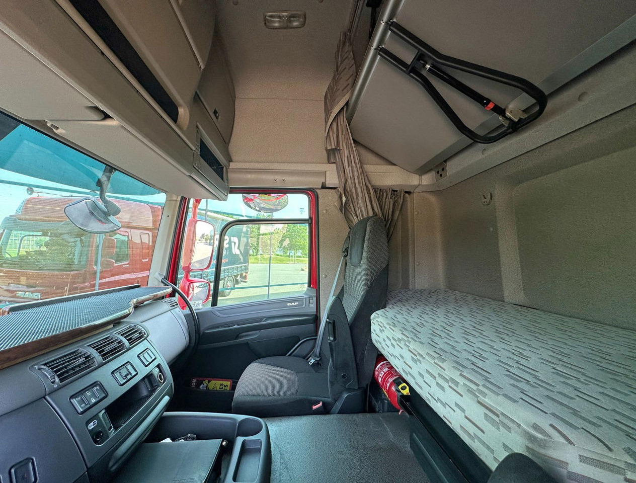 Autocarro furgonato DAF CF 290 FA Space CAB Hardhouten Vloer 2500 KG Klep Nieuw Staat: foto 9