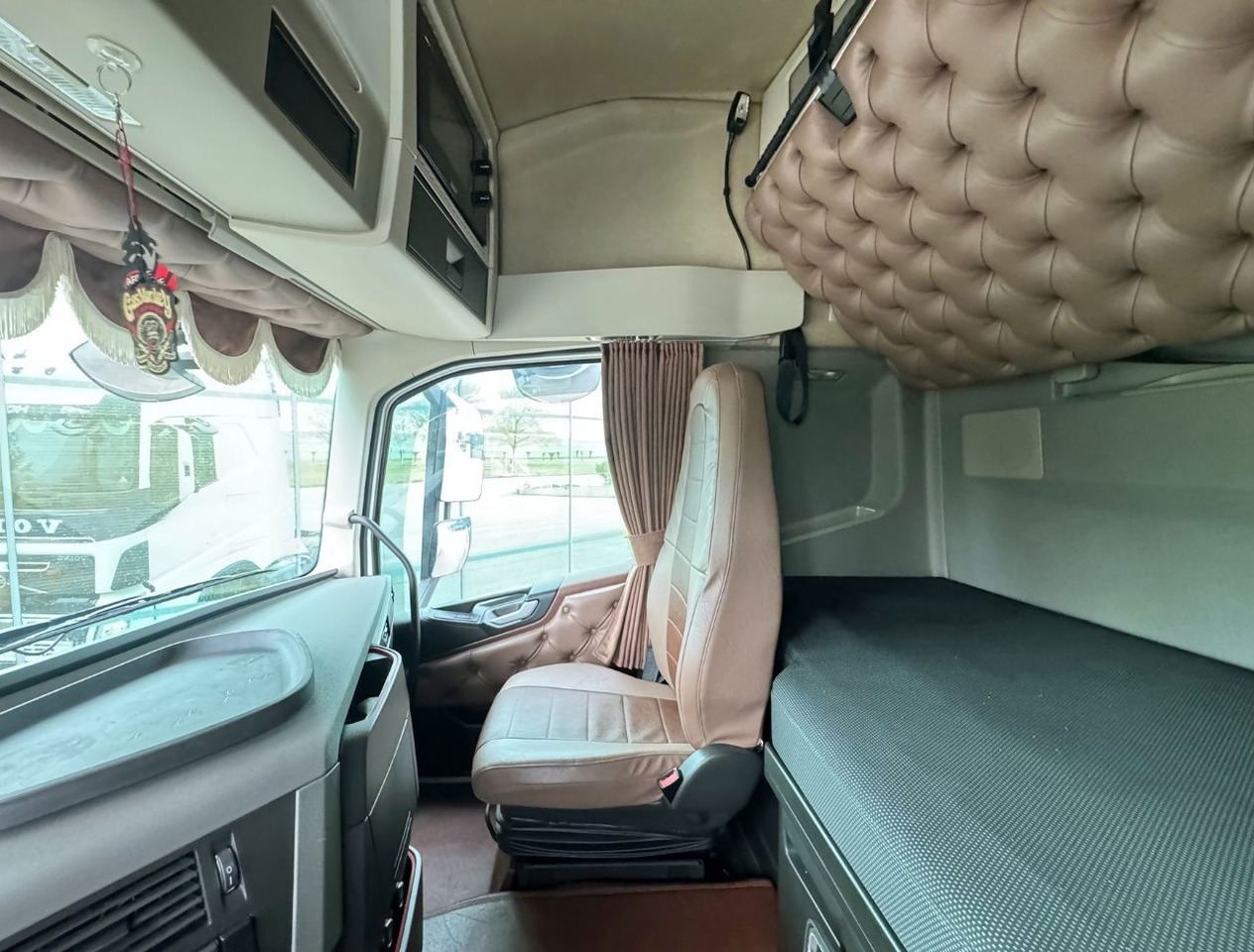 Trattore stradale Volvo FH Globetrotter 6X2 701.000 KM Super Condition NL Truck: foto 11 Trattore stradale Volvo FH Globetrotter 6X2 701.000 KM Super Condition NL Truck: foto 11