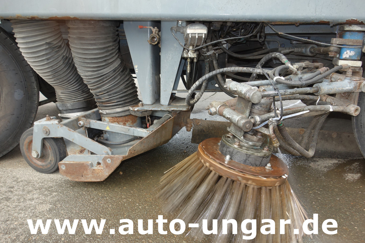 Aebi MFH 5000 Kehrmaschine Baujahr 2004 4-Rad Lenkung Wildkrautbesen - Spazzatrice stradale: foto 5 Aebi MFH 5000 Kehrmaschine Baujahr 2004 4-Rad Lenkung Wildkrautbesen - Spazzatrice stradale: foto 5