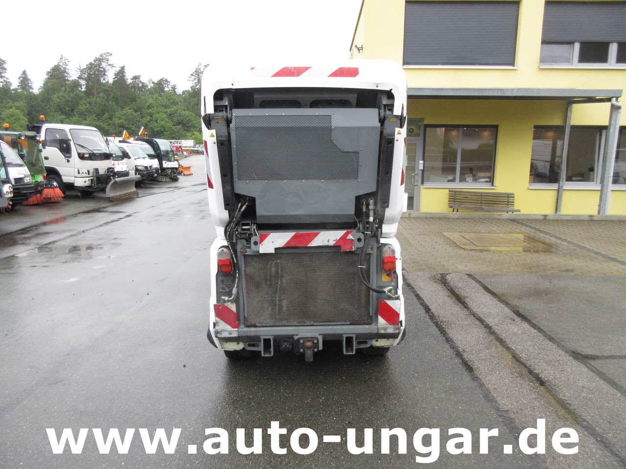 KÄRCHER MC130 Advanced Kehrmaschine Geräteträger 4x4 Kommunalfahrzeug MIC 130 Professional - Spazzatrice stradale: foto 5 KÄRCHER MC130 Advanced Kehrmaschine Geräteträger 4x4 Kommunalfahrzeug MIC 130 Professional - Spazzatrice stradale: foto 5