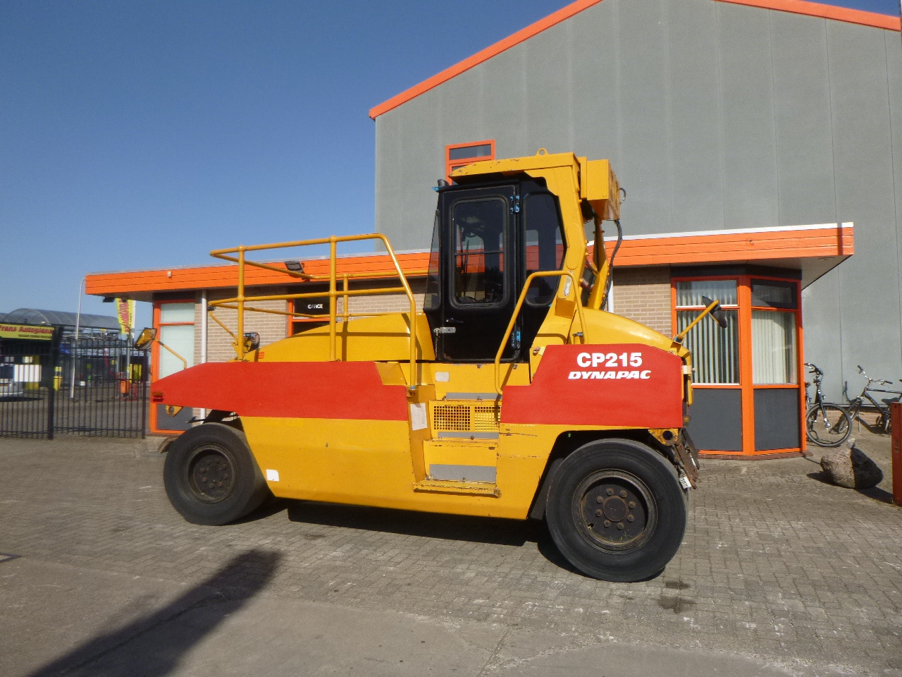 DYNAPAC CP215(HITACHI) - Rullo gommato: foto 1 DYNAPAC CP215(HITACHI) - Rullo gommato: foto 1
