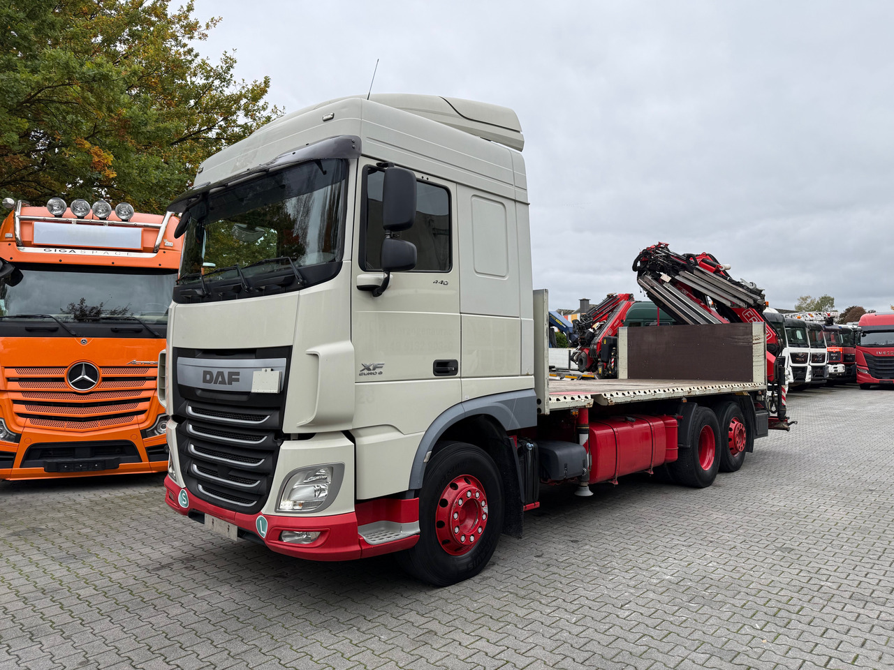 Daf XF440 6X2 Fassi 235 mit Jib bis 24.50 Meter - Autocarro con pianale/ Cassone fisso, Camion con gru: foto 1 Daf XF440 6X2 Fassi 235 mit Jib bis 24.50 Meter - Autocarro con pianale/ Cassone fisso, Camion con gru: foto 1
