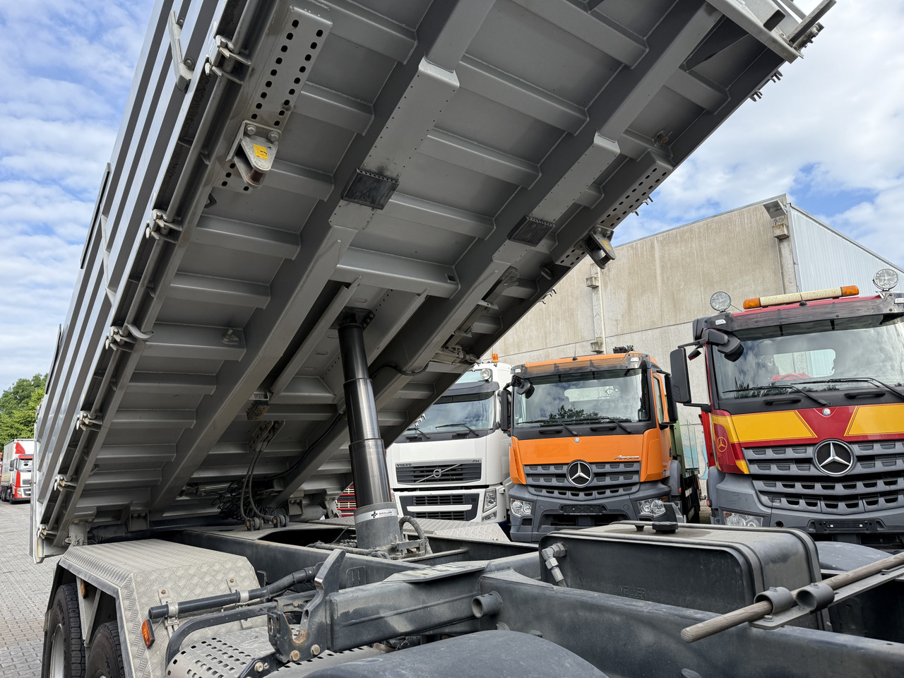 Iveco T-Way 510 / AT410T51 8X4 Meiller - Autocarro ribaltabile: foto 3 Iveco T-Way 510 / AT410T51 8X4 Meiller - Autocarro ribaltabile: foto 3