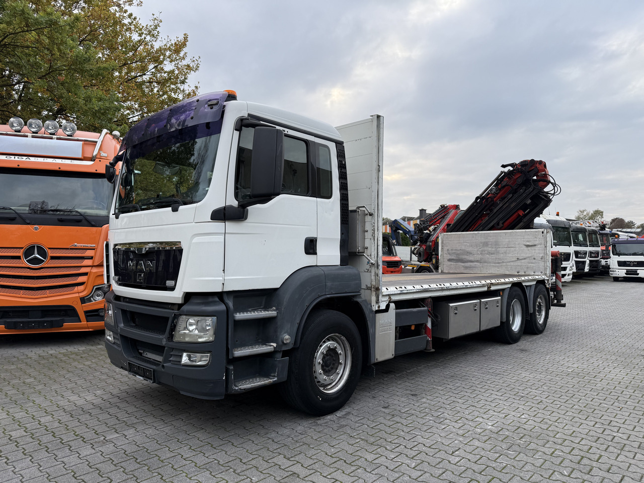 MAN TGS 26.360 6X2 Palfinger 27002 bis 26.5 Meter - Camion con gru, Autocarro con pianale/ Cassone fisso: foto 1 MAN TGS 26.360 6X2 Palfinger 27002 bis 26.5 Meter - Camion con gru, Autocarro con pianale/ Cassone fisso: foto 1