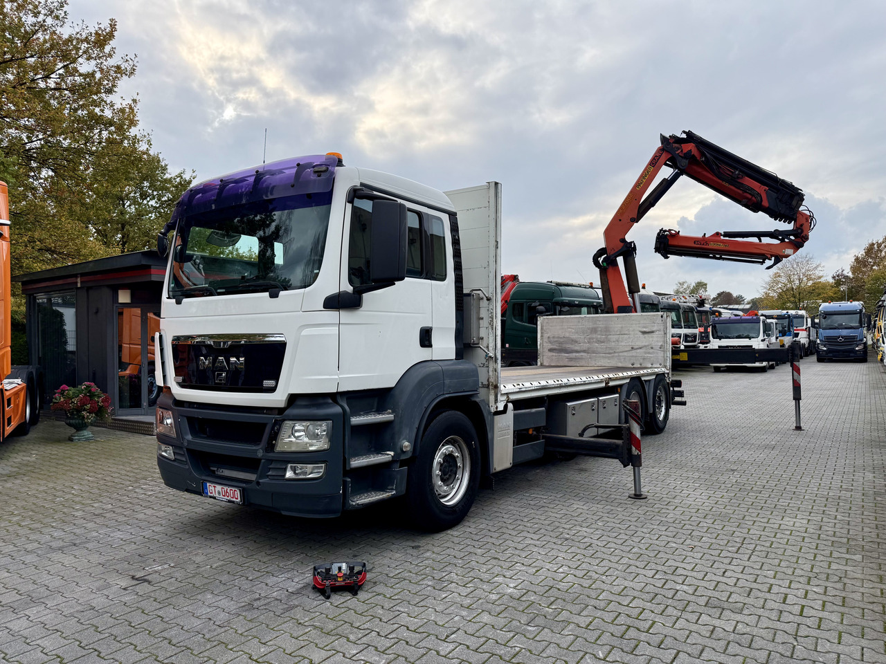 MAN TGS 26.360 6X2 Palfinger 27002 bis 26.5 Meter - Autocarro con pianale/ Cassone fisso, Camion con gru: foto 1 MAN TGS 26.360 6X2 Palfinger 27002 bis 26.5 Meter - Autocarro con pianale/ Cassone fisso, Camion con gru: foto 1