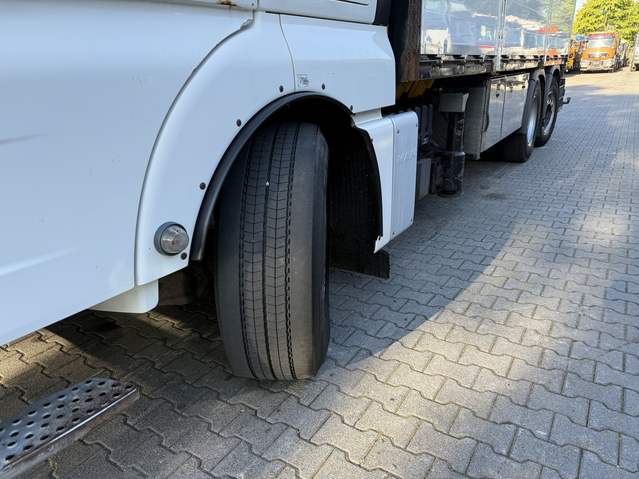 MAN TGX 26.480 6X2 Hiab 422 Bj 2017 bis 30 Meter - Camion con gru, Autocarro con pianale/ Cassone fisso: foto 2 MAN TGX 26.480 6X2 Hiab 422 Bj 2017 bis 30 Meter - Camion con gru, Autocarro con pianale/ Cassone fisso: foto 2