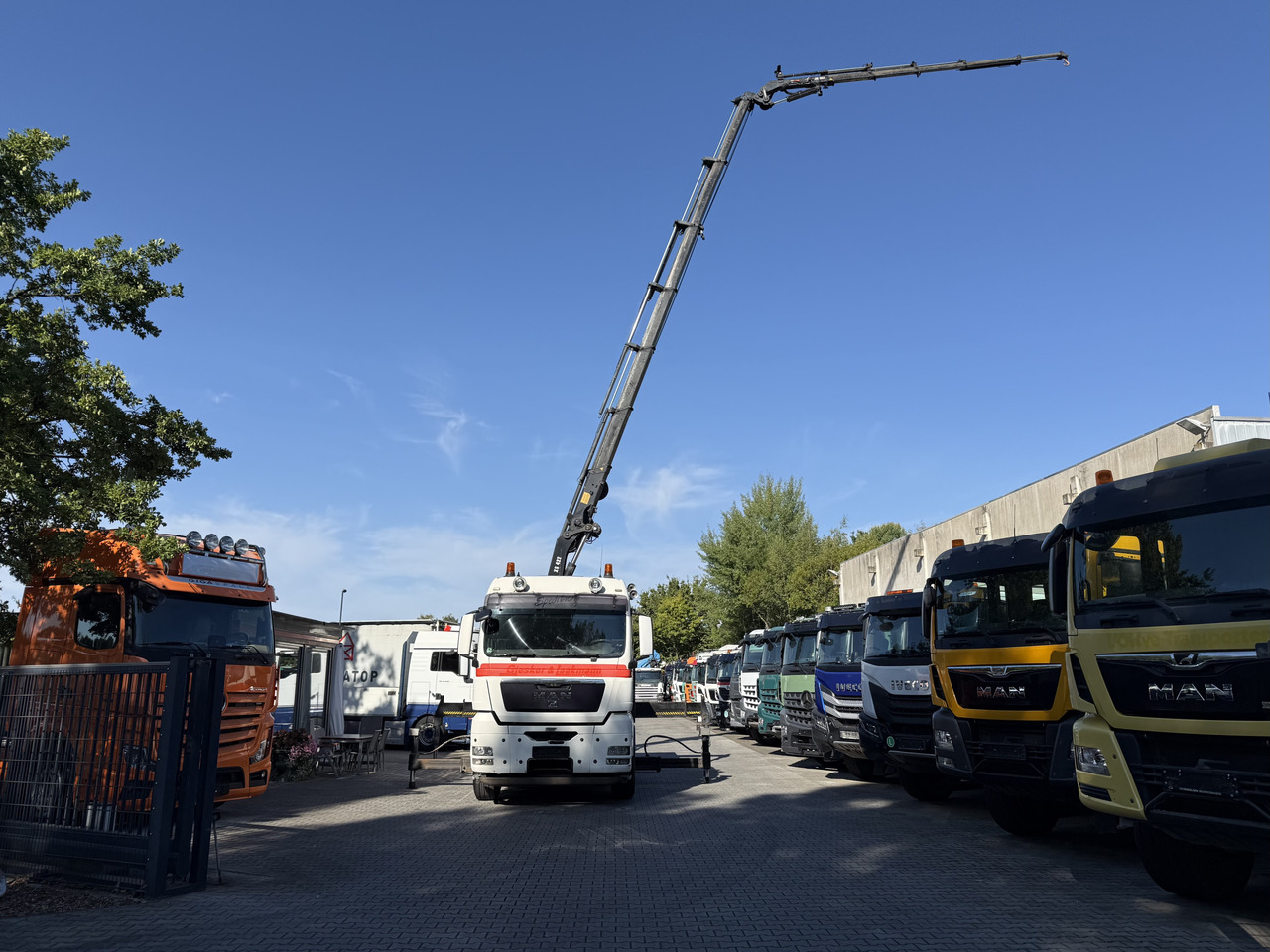 Autocarro con pianale/ Cassone fisso, Camion con gru MAN TGX 26.480 6X2 Hiab 422 + Jib + Winde: foto 8