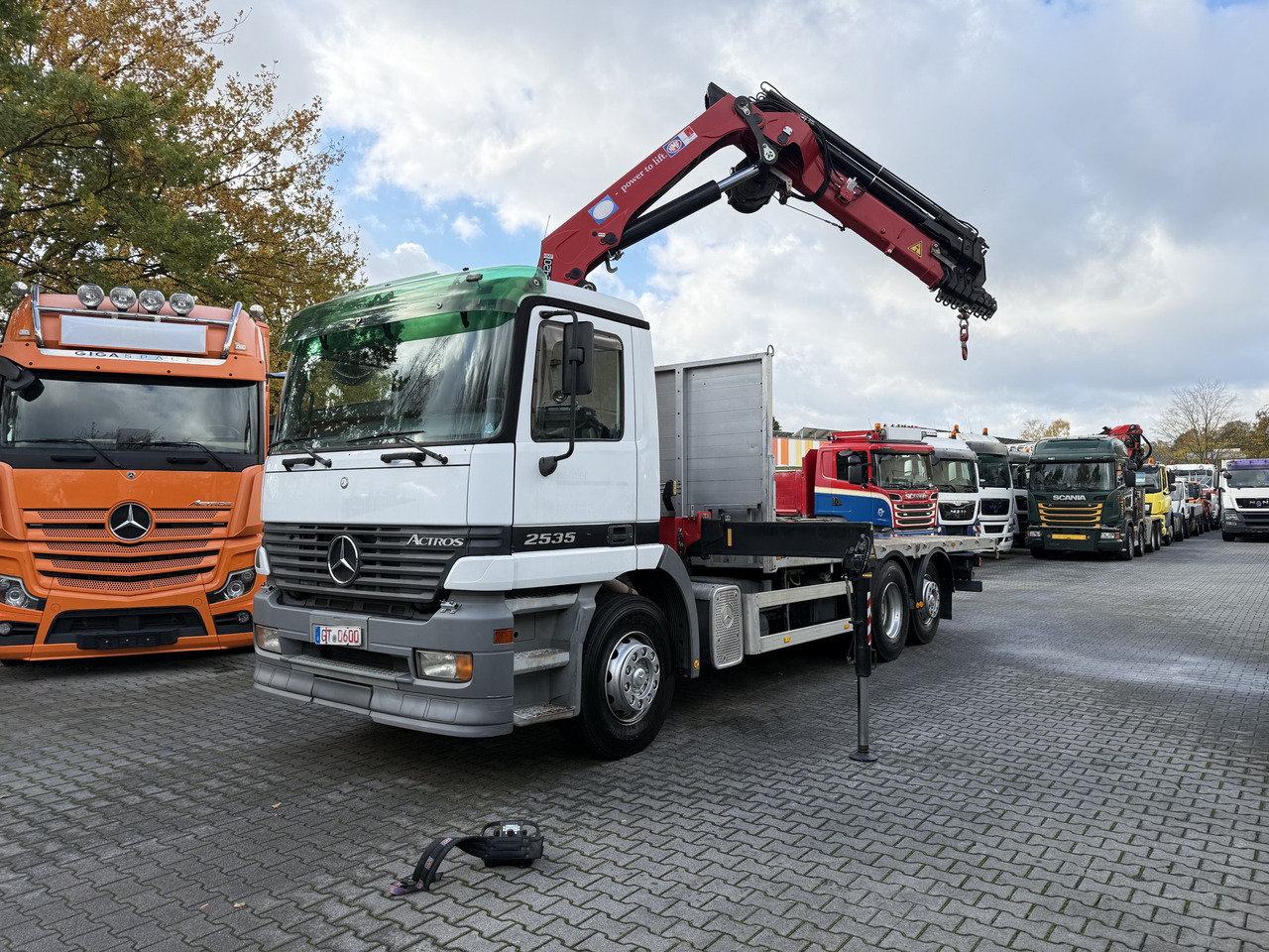 Mercedes-Benz Actros 2535 6X2 HMF 2420 bis 25 Meter - Autocarro con pianale/ Cassone fisso, Camion con gru: foto 1 Mercedes-Benz Actros 2535 6X2 HMF 2420 bis 25 Meter - Autocarro con pianale/ Cassone fisso, Camion con gru: foto 1