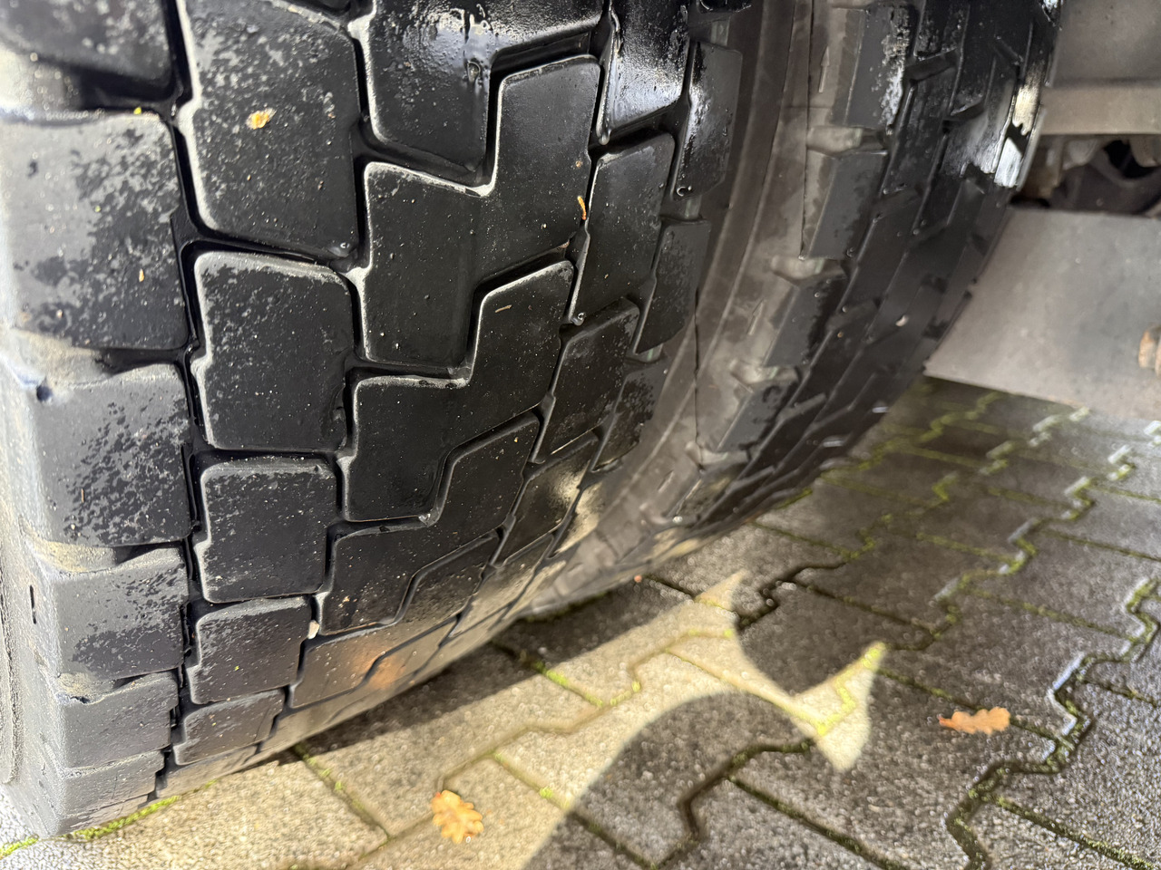 Mercedes-Benz Actros 2535 6X2 HMF 2420 bis 25 Meter - Camion con gru, Autocarro con pianale/ Cassone fisso: foto 3 Mercedes-Benz Actros 2535 6X2 HMF 2420 bis 25 Meter - Camion con gru, Autocarro con pianale/ Cassone fisso: foto 3