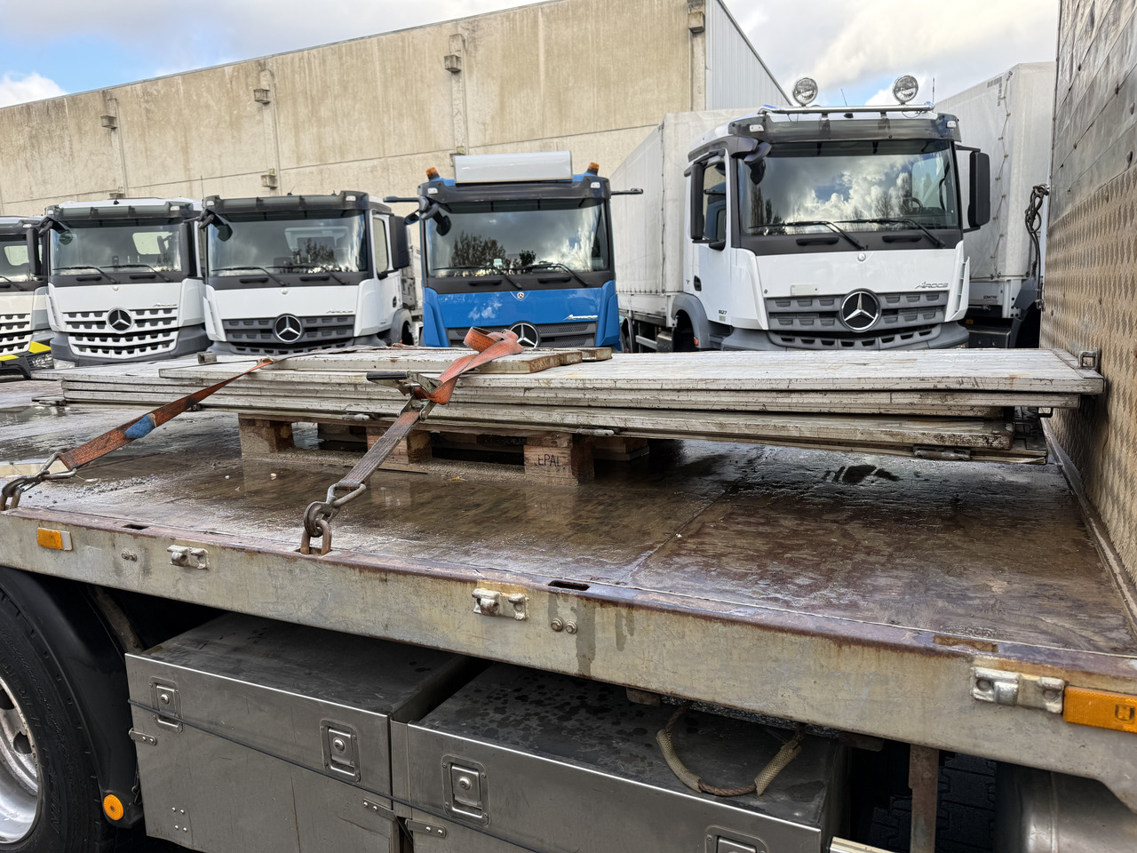 Mercedes-Benz Actros 2535 6X2 HMF 2420 bis 25 Meter - Camion con gru, Autocarro con pianale/ Cassone fisso: foto 2 Mercedes-Benz Actros 2535 6X2 HMF 2420 bis 25 Meter - Camion con gru, Autocarro con pianale/ Cassone fisso: foto 2
