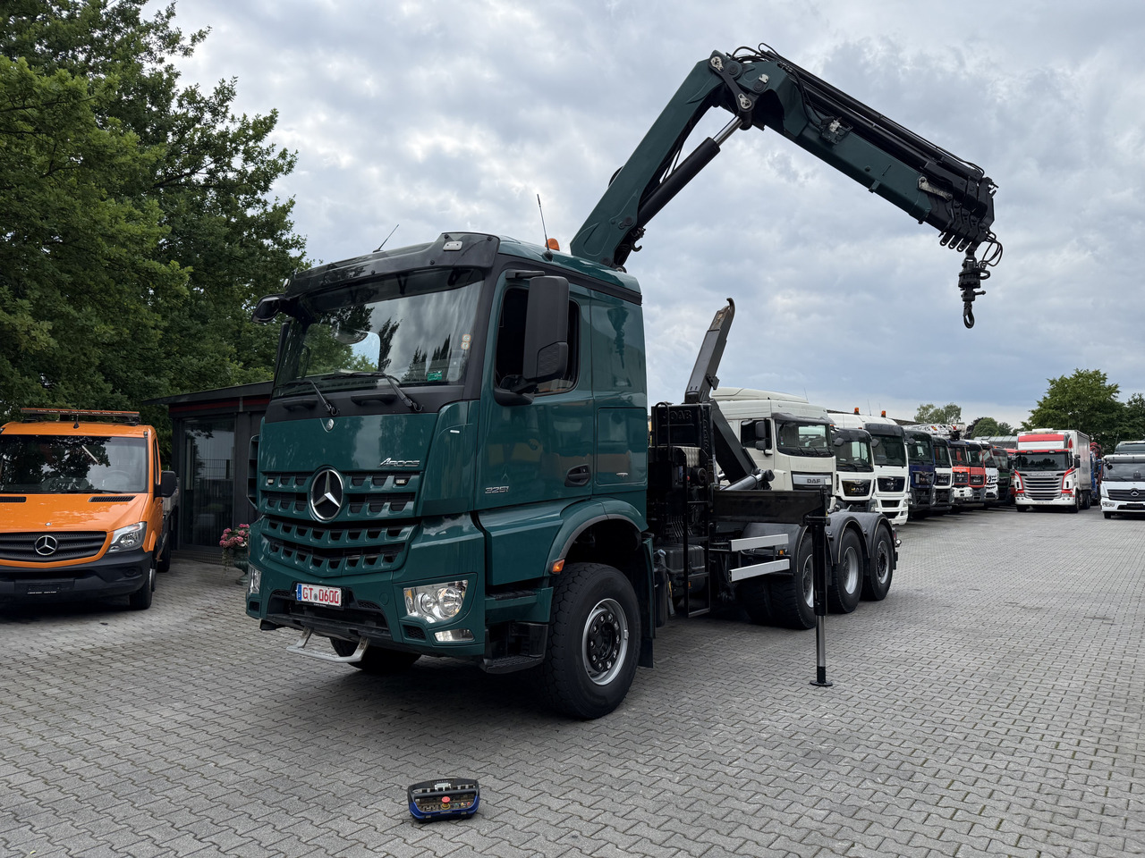 Mercedes-Benz Arocs 3251 8X4 Haken mit Kran HMF 2620 K5 - Autocarro scarrabile, Camion con gru: foto 1 Mercedes-Benz Arocs 3251 8X4 Haken mit Kran HMF 2620 K5 - Autocarro scarrabile, Camion con gru: foto 1