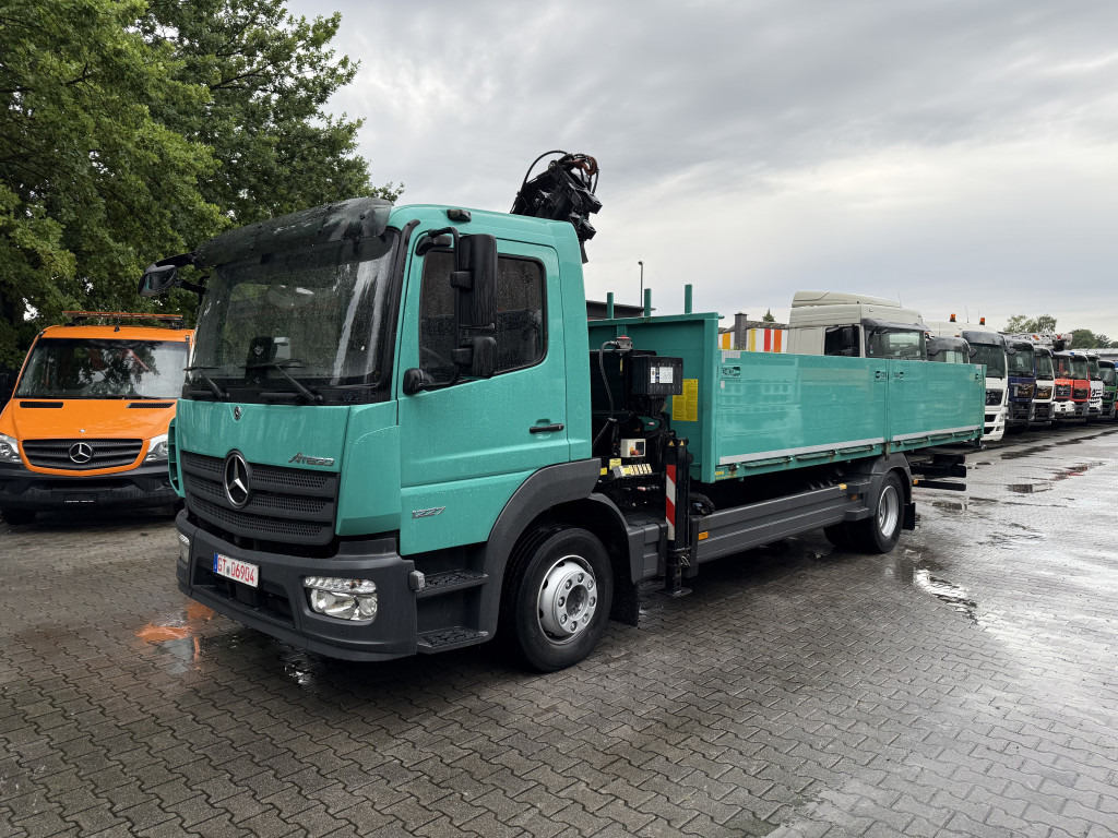 Mercedes-Benz Atego 1227 Kran MKG 96 - Autocarro con pianale/ Cassone fisso, Camion con gru: foto 1 Mercedes-Benz Atego 1227 Kran MKG 96 - Autocarro con pianale/ Cassone fisso, Camion con gru: foto 1