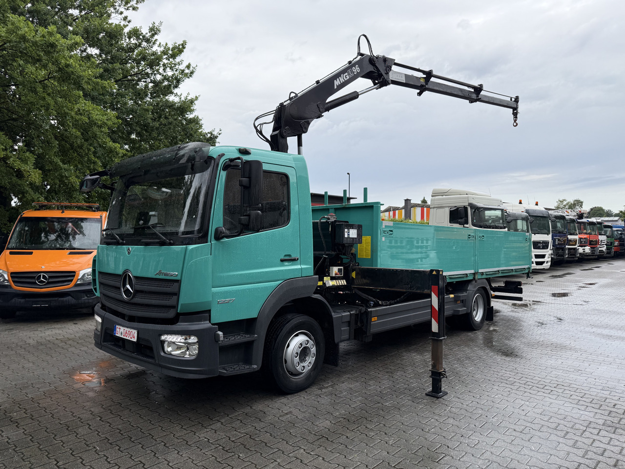 Mercedes-Benz Atego 1227 Kran MKG 96 - Autocarro con pianale/ Cassone fisso, Camion con gru: foto 1 Mercedes-Benz Atego 1227 Kran MKG 96 - Autocarro con pianale/ Cassone fisso, Camion con gru: foto 1