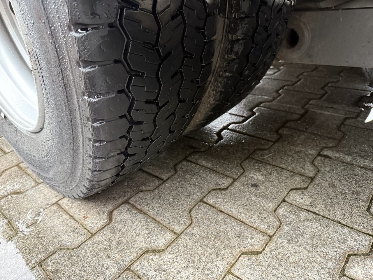 Mercedes-Benz Atego 1227 Kran MKG 96 - Autocarro con pianale/ Cassone fisso, Camion con gru: foto 3 Mercedes-Benz Atego 1227 Kran MKG 96 - Autocarro con pianale/ Cassone fisso, Camion con gru: foto 3