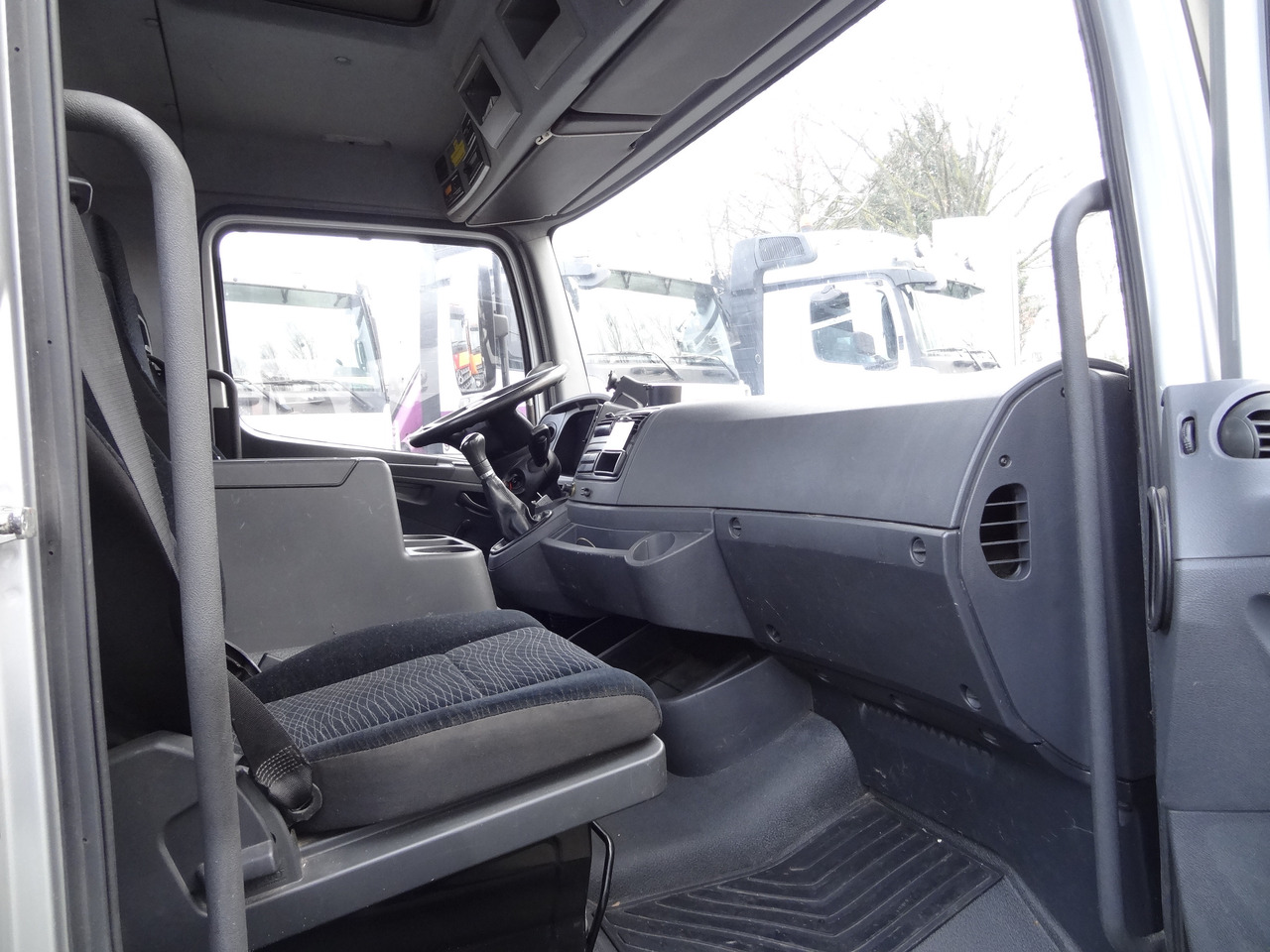 Mercedes-Benz Atego 818 Kran Palfinger 6501 - Camion con gru, Autocarro con pianale/ Cassone fisso: foto 4 Mercedes-Benz Atego 818 Kran Palfinger 6501 - Camion con gru, Autocarro con pianale/ Cassone fisso: foto 4
