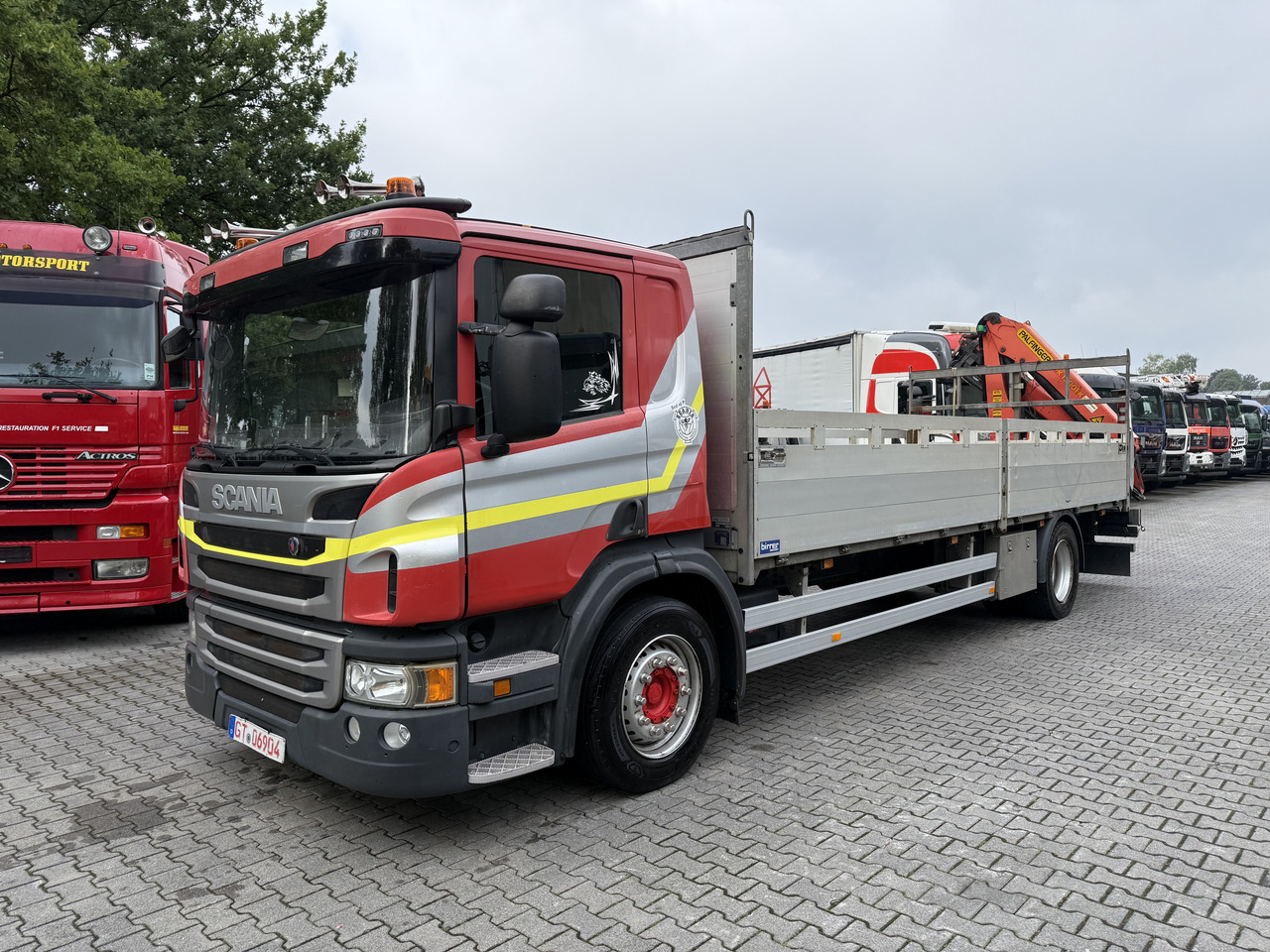 Scania P410 4X2 Palfinger PK 13001 - Autocarro con pianale/ Cassone fisso, Camion con gru: foto 1 Scania P410 4X2 Palfinger PK 13001 - Autocarro con pianale/ Cassone fisso, Camion con gru: foto 1